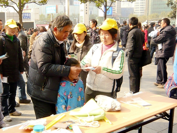 威廉希尔老员工志愿者为市民讲解服务