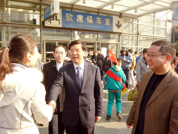 williamhill官网团委书记宋来陪同共青团上海市委副书记陈凯慰问威廉希尔志愿者