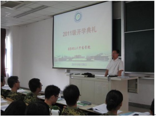 副经理唐赟老师介绍学院情况